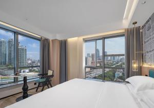 Voodi või voodid majutusasutuse Lan Wan Hotel - One Free Cockt-ail Per Room--Airport Pick-up Service toas