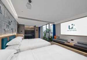 Rúm í herbergi á Lan Wan Hotel - One Free Cockt-ail Per Room--Airport Pick-up Service