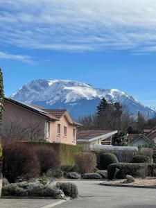 a house with a snow covered mountain in the background at GRENOBLE SUD VARCES Suite privatisée au pied des Montagnes in Varces