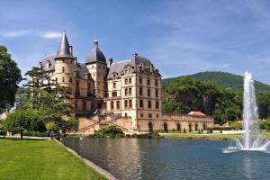 a large castle with a pond and a fountain at GRENOBLE SUD VARCES Suite privatisée au pied des Montagnes in Varces