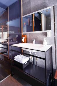 松山市にある由良民泊島宿のバスルーム(洗面台、鏡付)