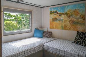 מיטה או מיטות בחדר ב-Het kleine Huis mobile home by the harbour and the Lauwersmeer