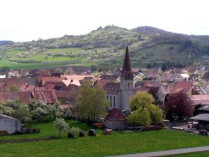 a small town with a church and a hill at Ferienwohnung Pusteblume in Marktbergel