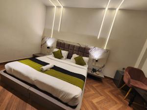 um quarto com uma cama grande e 2 cadeiras em Squar Stays em Gurgaon