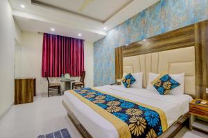 ein Hotelzimmer mit einem Bett und einem Schreibtisch in der Unterkunft SMART PLAZA HOTEL-At Airport in Neu-Delhi