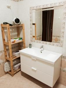 y baño con lavabo y espejo. en Spaccanapoli house en Nápoles