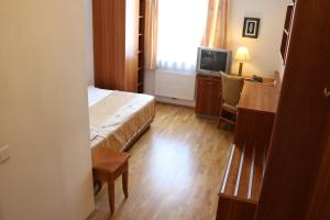 Televízia a/alebo spoločenská miestnosť v ubytovaní Hotel Wasserpalast - breakfast for free!!!