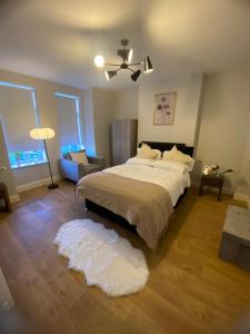ダブリンにあるExtra large Room in new house at Citywestのベッドルーム1室(大型ベッド1台、ラグ付)