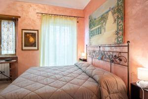 Schlafzimmer mit einem Bett und einem Fenster in der Unterkunft Accogliente bilocale posizione strategica in Moncalieri