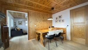 una sala da pranzo con tavolo e sedie in legno di am Bärgbach 1.OG a Bettmeralp