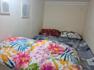 ein Schlafzimmer mit einem Bett mit Blumen darauf in der Unterkunft DUBAI MALL METRO Executive room in Dubai