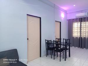 ein Esszimmer mit schwarzen Stühlen und einem Tisch in der Unterkunft SP 5 Homestay Kuranji Kota Marudu Sabah Malaysia in Kampong Sorosob