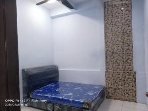 ein Zimmer mit einer Bank in einem Zimmer mit Ziegelwand in der Unterkunft SP 5 Homestay Kuranji Kota Marudu Sabah Malaysia in Kampong Sorosob
