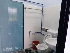 ein Badezimmer mit Toilette, Waschbecken und Dusche in der Unterkunft SP 5 Homestay Kuranji Kota Marudu Sabah Malaysia in Kampong Sorosob + 9 Fotos