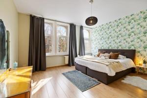 ein Schlafzimmer mit einem Bett und einem großen Fenster in der Unterkunft Spacious house with 3 terraces in Nieuwpoort