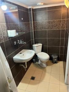 ein Badezimmer mit Toilette und Waschbecken in der Unterkunft DEL MAR APARTMENTS I in Agía Triás + 17 Fotos