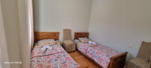 Postel nebo postele na pokoji v ubytování Rita Gujejiani Guest House