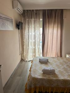 ein Schlafzimmer mit einem Bett, auf dem zwei Handtücher liegen in der Unterkunft DEL MAR APARTMENTS I in Agía Triás