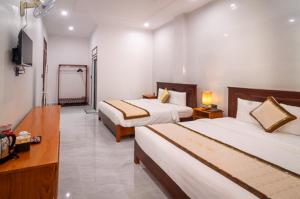 Postel nebo postele na pokoji v ubytování Dieu Thong Hotel