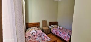 Postel nebo postele na pokoji v ubytování Rita Gujejiani Guest House