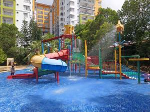 Bazén v ubytování MySuite Studio Apartment Melaka Waterpark Resort Free Tickets nebo v jeho okolí