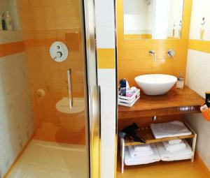 een badkamer met een wastafel en een toilet bij casa vacanza il sole di Napoli in Napels