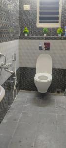 La salle de bains est pourvue de toilettes et d'un lavabo. dans l'établissement Chawali Family Home, à kolkata