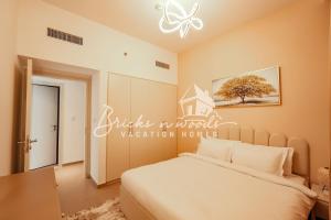 um quarto com uma cama e um cartaz que lê justiça em casas de férias mundiais em Luxury Park View 2Bedroom 5pax em Dubai