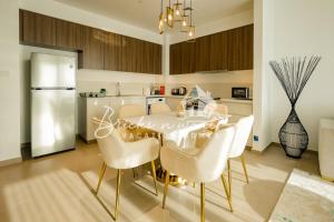 uma cozinha e sala de jantar com mesa e cadeiras em Luxury Park View 2Bedroom 5pax em Dubai