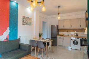 una cucina e un soggiorno con tavolo e sedie di Kostis Orange Resort a Volos