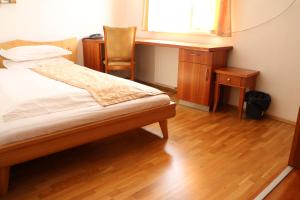 Ein Bett oder Betten in einem Zimmer der Unterkunft Hotel Wasserpalast - breakfast for free!!!