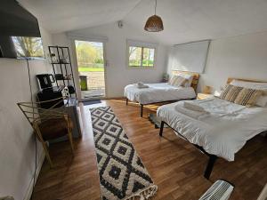 sypialnia z 2 łóżkami i pokój z oknem w obiekcie Willow by Paymán Club w mieście Royston