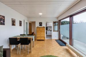 eine Küche und ein Esszimmer mit einem Tisch und Stühlen in der Unterkunft Ferienwohnung Schwarzwaldblick in Weil am Rhein