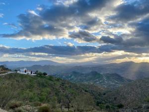 una vista de una montaña bajo un cielo nublado en El Cielo, Cortijo en el corazón de las montañas en Málaga