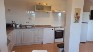 Kuchyň nebo kuchyňský kout v ubytování Maison avec logement indépendant piscine privée et vue mer