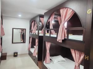 Tempat tidur susun dalam kamar di Hotel Hindustan Inn