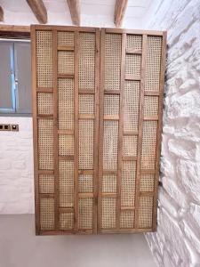 una puerta de madera en una pared de una habitación en Sand Key Villa 3, en Naousa