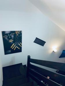 Zimmer mit einer Bank und einem Bild an der Wand in der Unterkunft Casa Cataleya in Bucşoaia