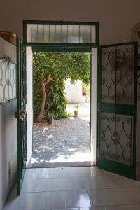 サンターガタ・ディ・ミリテッロにあるLa Casa Nel Parcoの庭の景色を望む開放的なドア