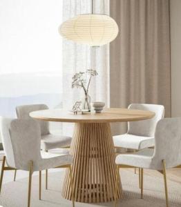 comedor con mesa de madera y sillas en Apartments White Sky 26 Hanza Tower POOL JACUZZI SAUNA, en Szczecin