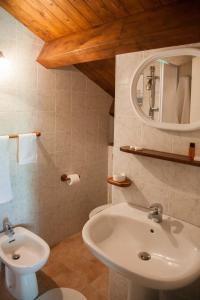サンターガタ・ディ・ミリテッロにあるLa Casa Nel Parcoのバスルーム(白い洗面台、鏡付)
