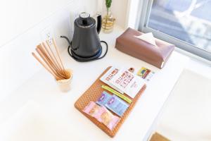 stół z czajnikiem i pudełkiem zapałek w obiekcie hotel & cafe ksnowki w mieście Dejimamachi