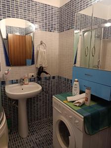 een badkamer met een wasmachine en een wastafel bij AMEL Familiar HOUSE in Durrës