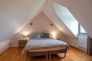 a bedroom with a bed in a attic at Bordehouat - Vue mer A moins d’un km de la plage in Locmaria