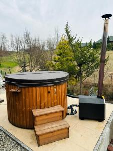 a jacuzzi tub with a black top and a stove at Villa Marlena in Spytkowice