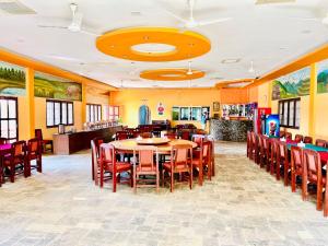 comedor con mesa y sillas en Hotel Hermitage, en Sauraha