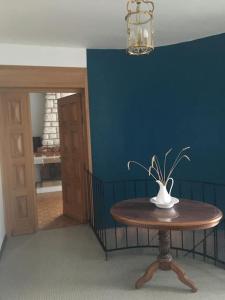 uma mesa com um vaso em cima numa sala em Villa 4* Proche centre et plage. Animaux bienvenus em Meschers-sur-Gironde