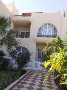 uma casa com um piso xadrez em frente em Palma de Meritee villa 2 apartment 4 village veiw em Hurghada