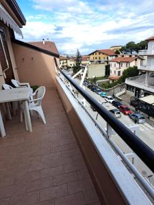 een balkon met witte banken en uitzicht op de stad bij Casa Vittoria in Montemiletto