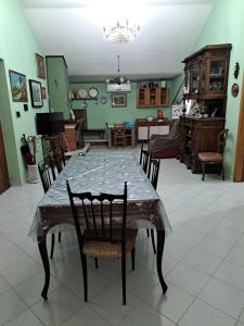 een eetkamer met een tafel en stoelen bij Casa Vittoria in Montemiletto